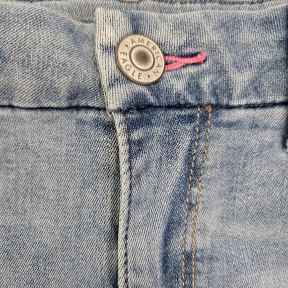 AMERICAN EAGLE Raw Hem Distressed Curvy Hi-Rise Shortie Size 4 - Picture 4 of 7